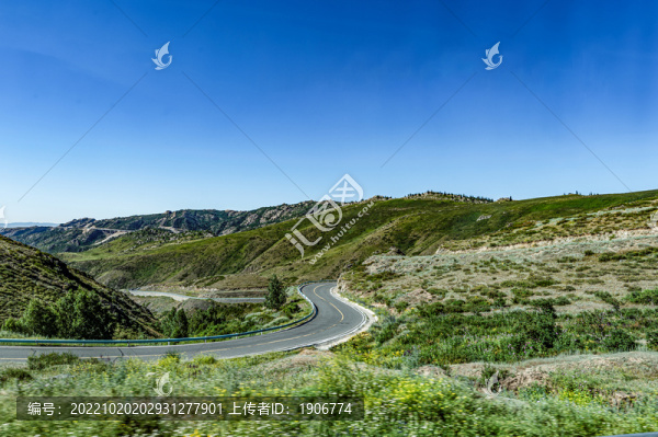 中國新疆阿勒泰山區(qū)美麗的公路