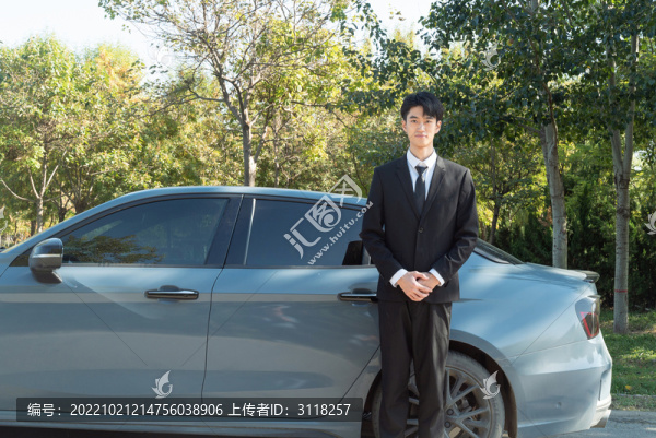 站在車前的專車司機(jī)