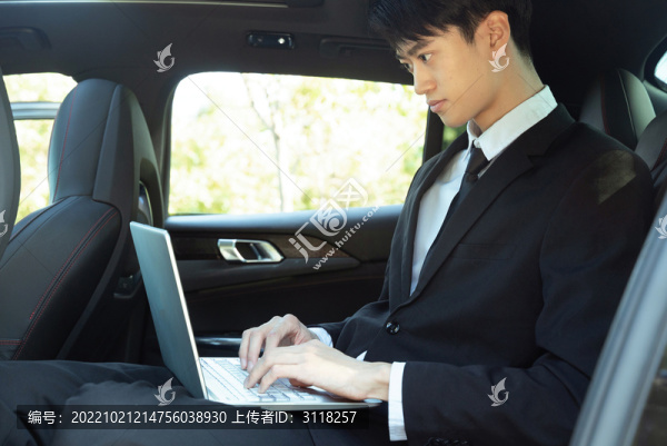 車內(nèi)電腦辦公商務(wù)男性