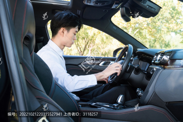 年轻的中国司机驾驶汽车