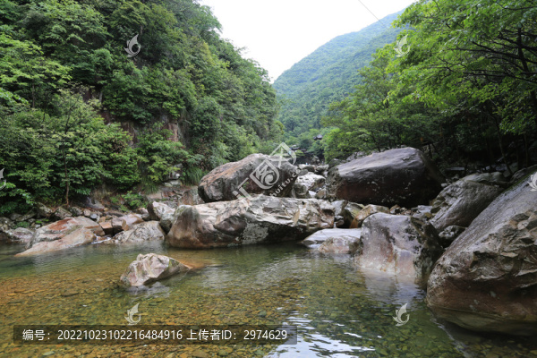天目山溪流石頭