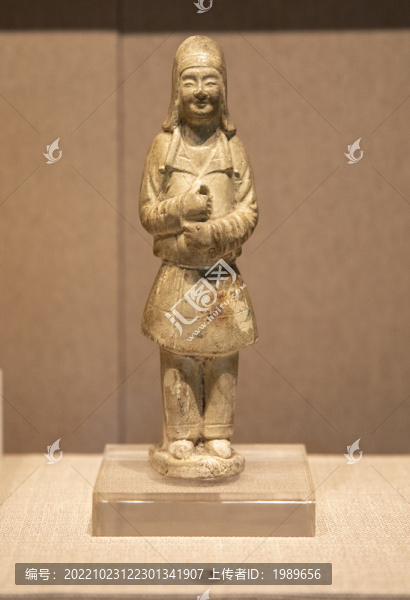 唐代長(zhǎng)沙窯胡童步打球俑