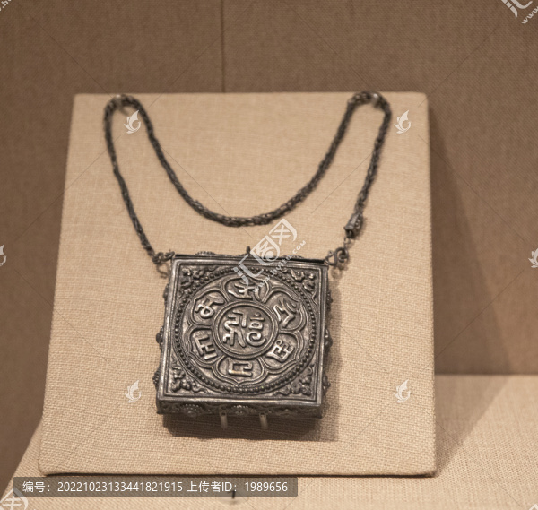 明代六字真言紋銀盒