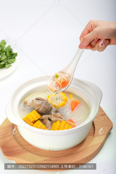 墨魚(yú)排骨玉米湯