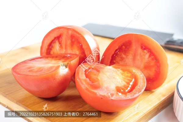 菜板上切開的西紅柿