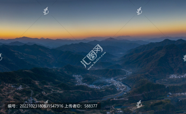 寬幅高山群山山谷村落夕陽(yáng)圖片