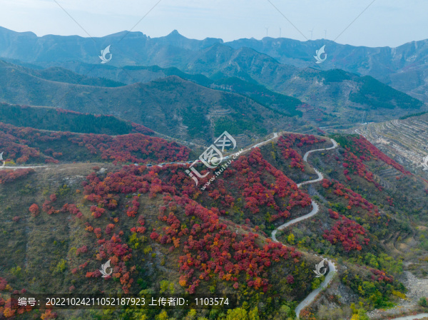 航拍濟(jì)南章丘九頂山風(fēng)車與紅葉