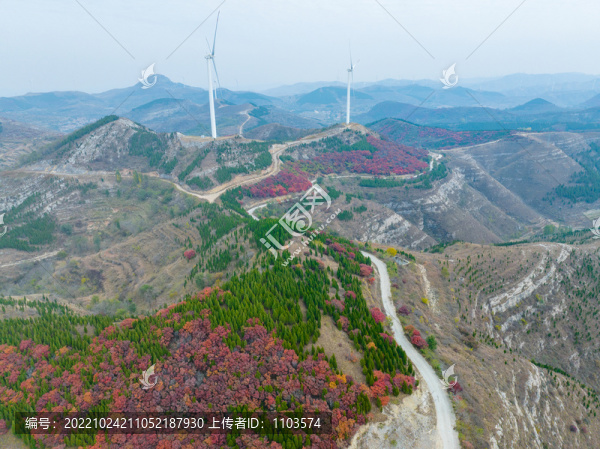 航拍濟南章丘九頂山風車與紅葉