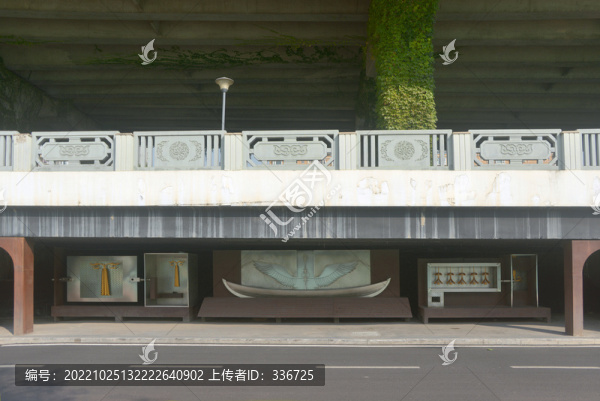高架橋橋洞雕塑帆船