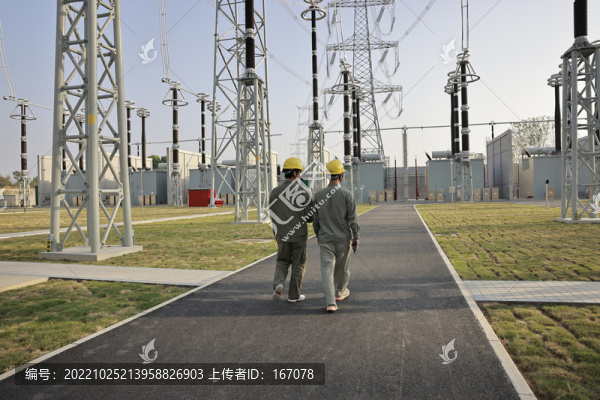 電網(wǎng)巡線工人