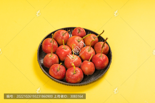 鐵盤里的一些新鮮山楂