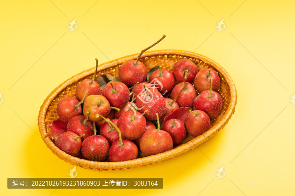 小竹籃里的一些新鮮山楂