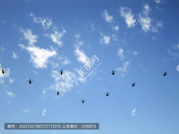 高空中飛過(guò)一排直升飛機(jī)