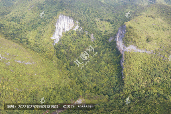百色樂業(yè)大石圍白洞天坑