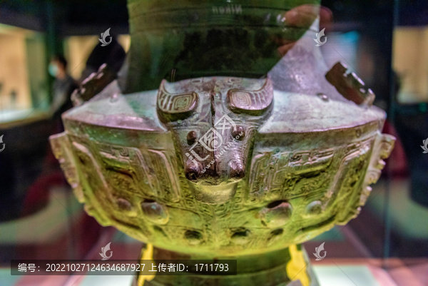 上海博物館商代牛首獸面紋尊