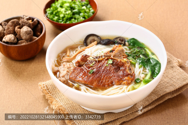 大排肉醬米線