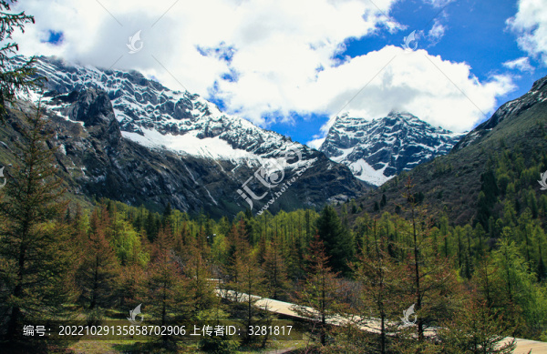 中國(guó)川西高原四姑娘山雪山棧道