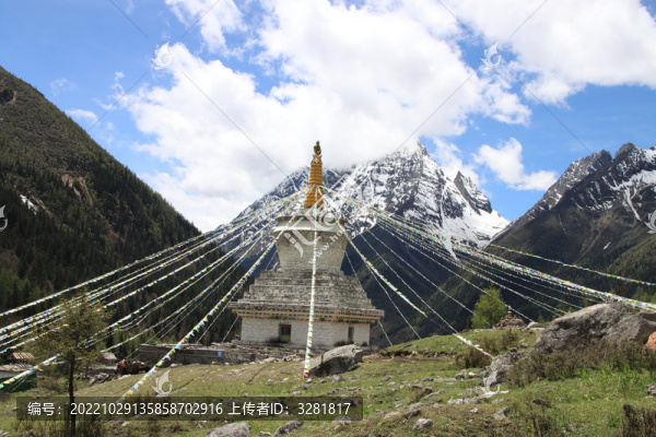 中國川西高原雪山腳下宗教建筑