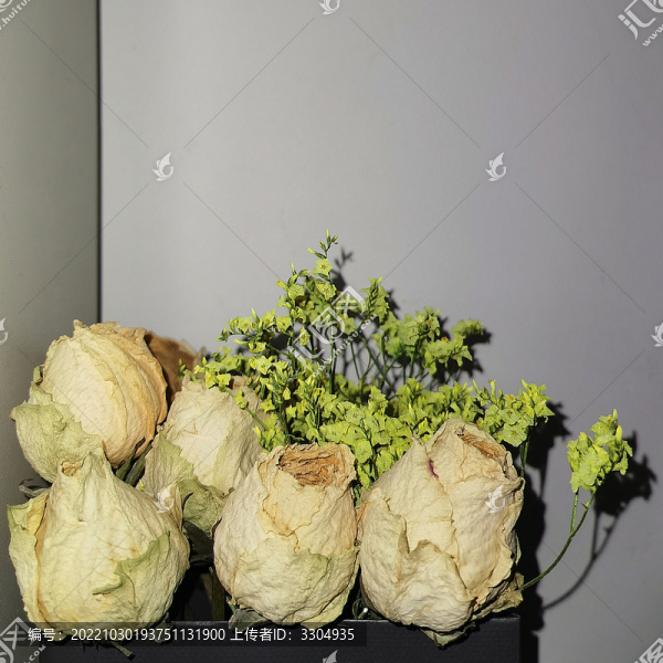 玫瑰花與滿天星
