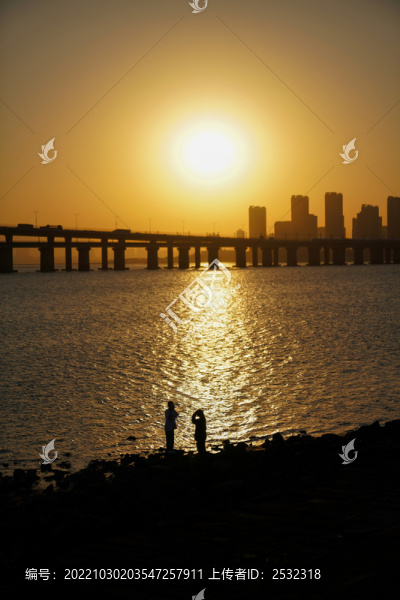 海堤海邊夕陽(yáng)日落剪影廈門
