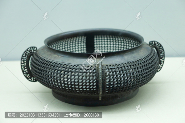 鏤空棘刺紋簋