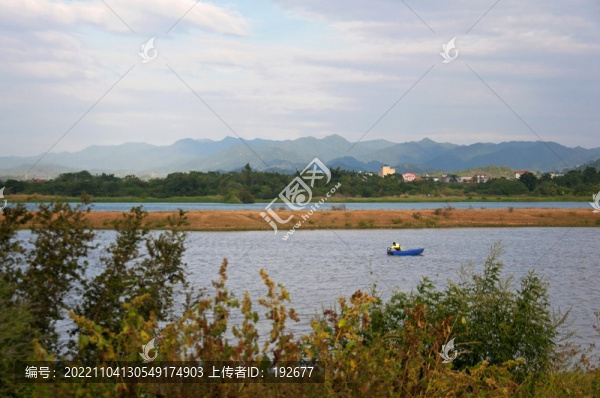江邊風(fēng)光