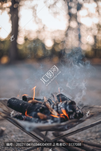 夕陽(yáng)下的露營(yíng)篝火