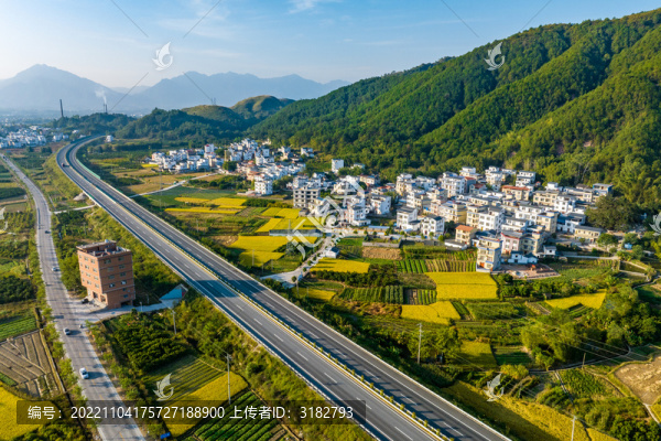 高速公路沿線村莊風景美如畫