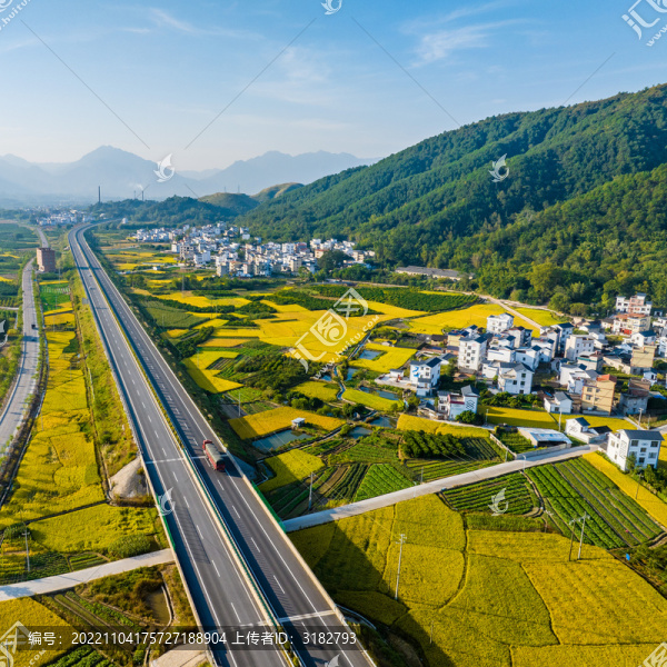 高速公路沿線村莊風(fēng)景美如畫