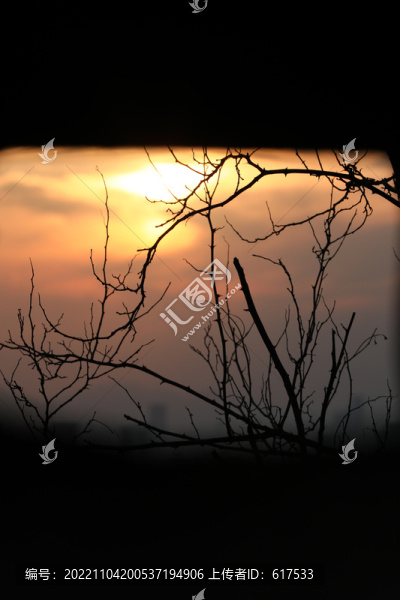 夕陽(yáng)下的古城墻垛口