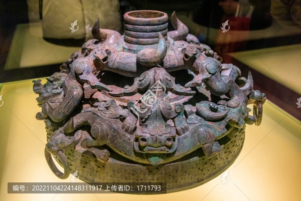 上海博物館春秋透雕蟠龍鼓座