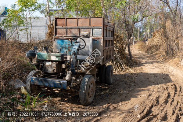 農(nóng)村土路上的老舊農(nóng)用車