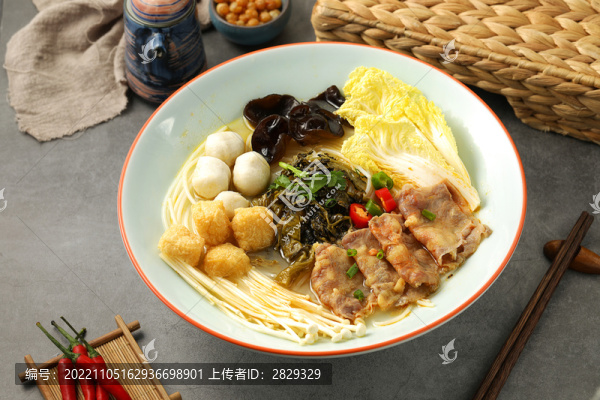 肥牛三鮮過橋米線