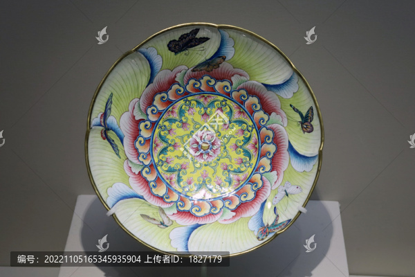 銅胎畫琺瑯花碟紋葵瓣式碗
