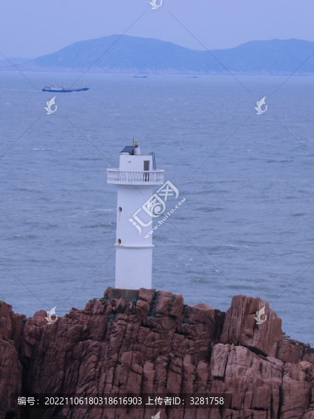 海邊燈臺夕陽下