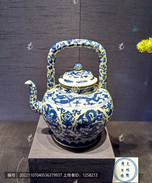 明隆慶青花團(tuán)云龍紋提梁壺