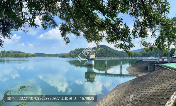 碧綠的湖水高清全景