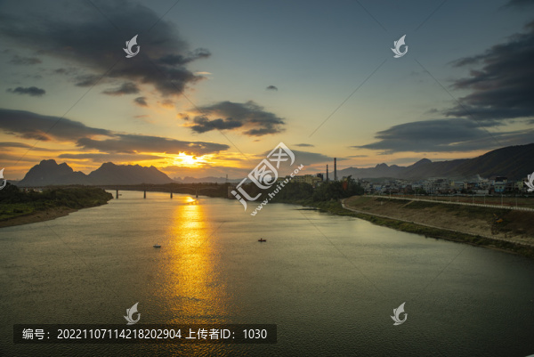 唯美日落風(fēng)景水天一色