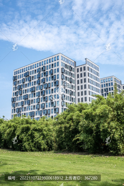 城市公園旁的辦公樓