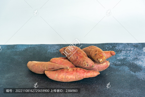 桌面上堆放的新鮮紅薯