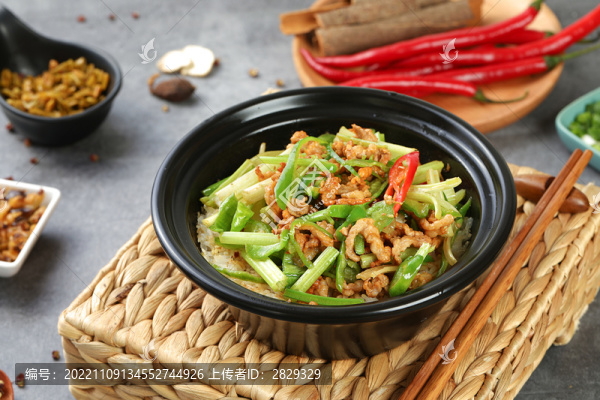 芹菜肉絲蓋碼飯