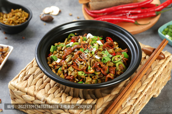 酸豆角肉沫蓋碼飯