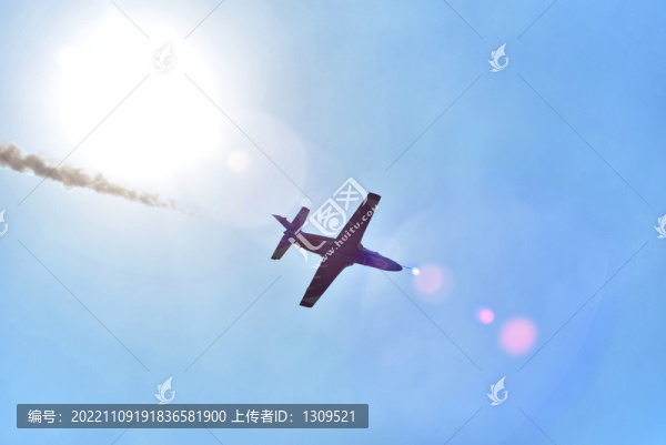 飛機(jī)在藍(lán)天下飛過