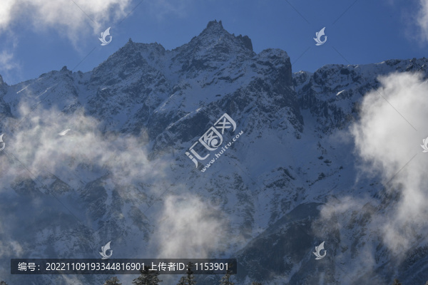 雪山云霧