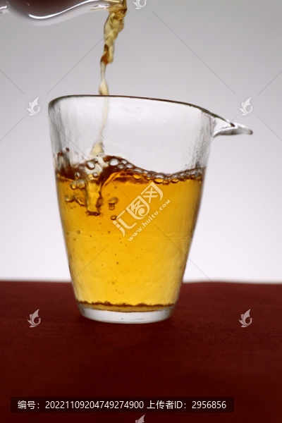 茶湯公道杯里的茶玻璃