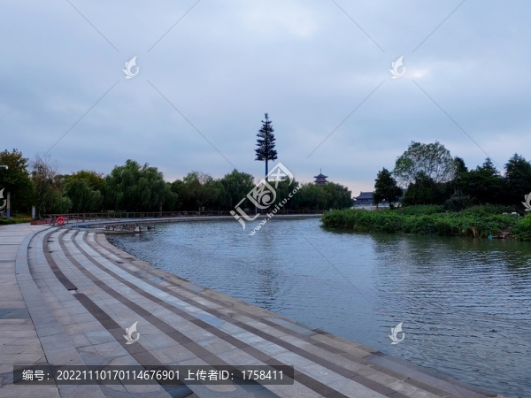 濕地公園湖邊臺階