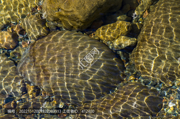 波光粼粼的水流
