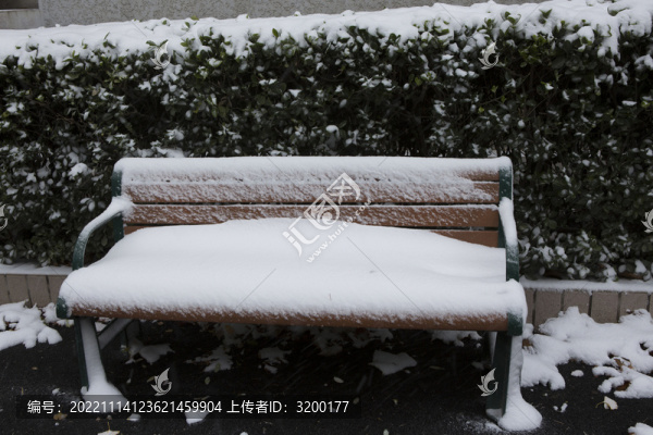 雪中長(zhǎng)椅