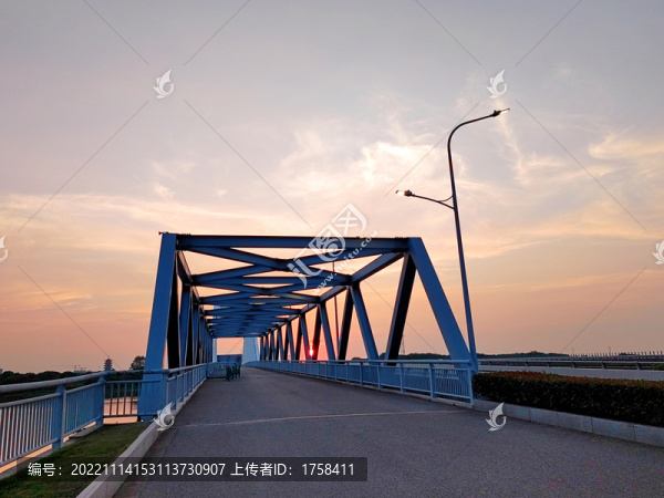 鋼結構跨江大橋日落