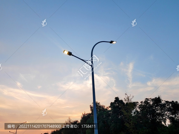 公路路燈晚霞